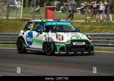 Sevenoaks, Kent - 11 mai 2024 : marques vertu Motors Mini Challenge Hatch Indy Banque D'Images