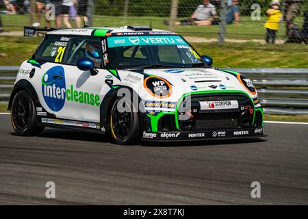 Sevenoaks, Kent - 11 mai 2024 : marques vertu Motors Mini Challenge Hatch Indy Banque D'Images