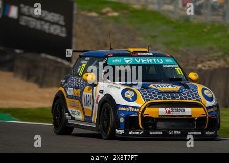 Sevenoaks, Kent - 11 mai 2024 : marques vertu Motors Mini Challenge Hatch Indy Banque D'Images