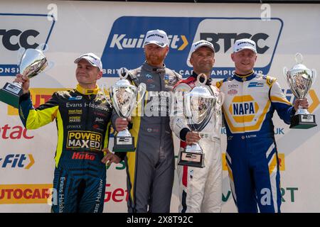 Colin Turkington avec Josh Cook et Ash Sutton avec le vainqueur indépendant Mikey Doble Round 4 Brands Hatch Indy lors du BTCC British Touring car Champ Banque D'Images