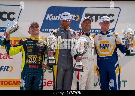 Colin Turkington avec Josh Cook et Ash Sutton avec le vainqueur indépendant Mikey Doble Round 4 Brands Hatch Indy lors du BTCC British Touring car Champ Banque D'Images