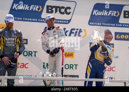 Colin Turkington avec Josh Cook et Ash Sutton vaporisent du champagne Round 4 Brands Hatch Indy lors du BTCC British Touring car Championship à Brands Ha Banque D'Images