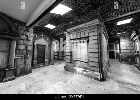 Catacombes intérieures de Laeken Bruxelles, Belgique. Intérieur du site funéraire souterrain et des catacombes du plus ancien cimetière de Bruxelles. Ce site et monument, construit à la fin du XIXe siècle, a été récemment restauré et est accessible au public. Il contient le pouce de la dernière majeure de Laeken : Emile Bockstael Bergen, 24 novembre 1838 - Laken, 26 februari 1920 Brussel OLV Kerk, Laeken Gewest Brusssel Belgie Copyright : xGuidoxKoppesxPhotox Banque D'Images