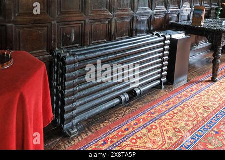 Un vieux radiateur à Speke Hall, un manoir Tudor à charpente de bois à Speke, Liverpool, Angleterre, Royaume-Uni Banque D'Images