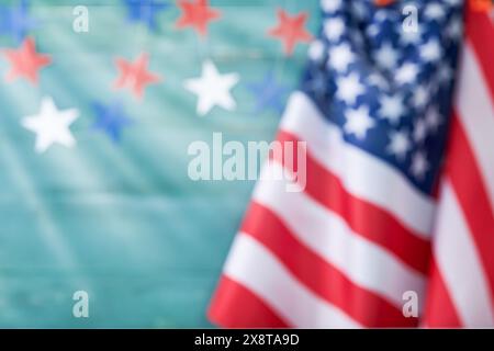 4 juillet contexte. Mur de planche bleu en bois vide avec drapeau américain et lumières bokeh, rayons de soleil. Jour du drapeau national. Heureux travail, indépendance o Banque D'Images