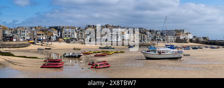 Vue panoramique sur le port de St Ives à marée basse, Cornouailles Banque D'Images