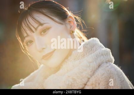 Portrait d'une jeune femme japonaise dans le centre-ville de Tokyo Banque D'Images