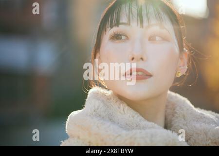 Portrait d'une jeune femme japonaise dans le centre-ville de Tokyo Banque D'Images