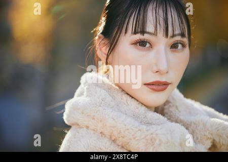 Portrait d'une jeune femme japonaise dans le centre-ville de Tokyo Banque D'Images