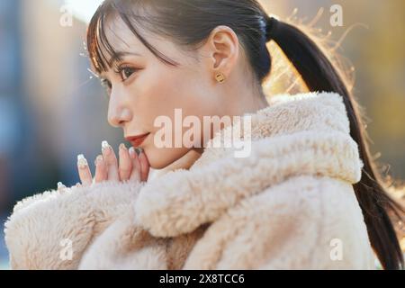 Portrait d'une jeune femme japonaise dans le centre-ville de Tokyo Banque D'Images