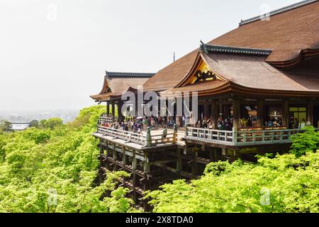 Kyoto, Japon, 17 avril 2024 : vue imprenable depuis le temple en bois de Kiyomizu-dera dans la forêt, Kyoto. Banque D'Images