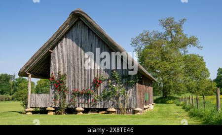 Vieux pavillon de cricket en bois au toit de chaume, Stanway, Gloucestershire Banque D'Images