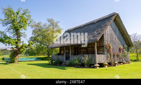 Vieux pavillon de cricket en bois au toit de chaume, Stanway, Gloucestershire Banque D'Images