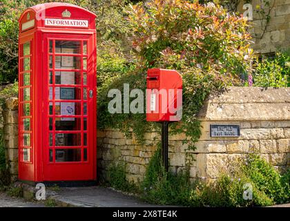 Boîte téléphonique rouge traditionnelle et boîte postale, British Cotswold Village Banque D'Images