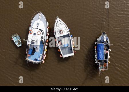trois bateaux de pêche à l'ancre dans le port de staithes dans le nord du yorkshire Banque D'Images