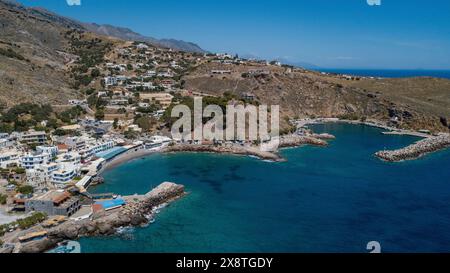 Vue aérienne de la baie avec le port de Chora Sfakion sur la côte sud de la Méditerranée de la mer libyenne de Crète, Sfakia, Crète, Grèce Banque D'Images