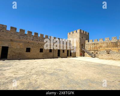 Vue sur la cour intérieure du Fort Fortezza Fortetza Frangokastello, fort vénitien construit par la République de Venise au XIVe siècle avec des murs Banque D'Images