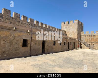 Vue sur la cour intérieure du Fort Fortezza Fortetza Frangokastello, fort vénitien construit par la République de Venise au XIVe siècle avec des murs Banque D'Images