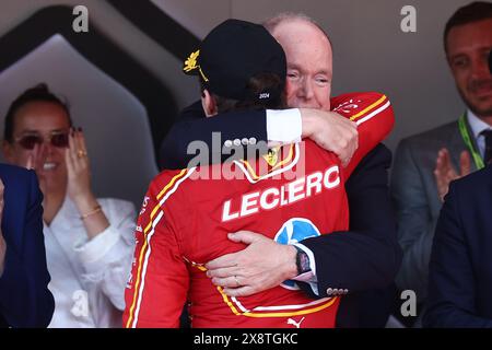 S.A.S. le Prince Albert II de Monaco (R) embrasse Charles Leclerc de la Scuderia Ferrari (F) sur le podium après le Grand Prix de F1 de Monaco sur le circuit de Monaco le 26 mai 2024 à Monte-Carlo, Monaco. Banque D'Images