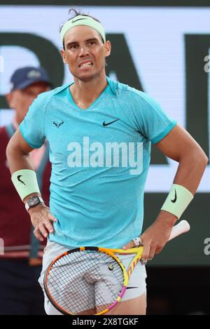 Paris, France. 27 mai 2024. L'espagnol Rafael Nadal semble abattu lors d'un match de tennis contre l'Allemand Zverev, dans le premier tour du simple masculin, lors de l'Open de France Roland Garros, à Paris, France, lundi 27 mai 2024. Le tournoi de cette année se déroule du 26 mai au 09 juin. BELGA PHOTO BENOIT DOPPAGNE crédit : Belga News Agency/Alamy Live News Banque D'Images