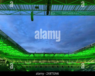 Stade de football Borussiapark sans spectateurs, illuminé en vert, coucher de soleil, Moenchengladbach, Allemagne Banque D'Images