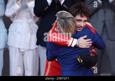 Charles Leclerc de la Scuderia Ferrari (R) embrasse S.A.S. la Princesse Charlene Lynette Grimald (F) sur le podium après le Grand Prix de F1 de Monaco sur le circuit de Monaco le 26 mai 2024 à Monte-Carlo, Monaco. Banque D'Images