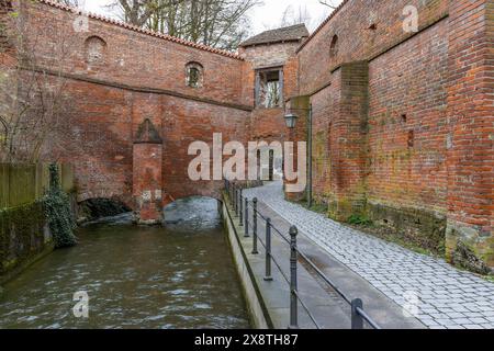 Le mur de la ville en brique rouge, à côté de l'Ach Memminger, Memmingen, Souabe, Bavière, Allemagne Banque D'Images