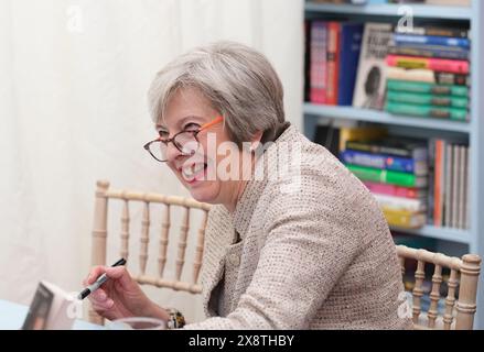 Hay Festival, Hay on Wye, Powys, pays de Galles, Royaume-Uni – lundi 27 mai 2024 – Theresa May députée ( conservatrice ) ancienne première ministre au Hay Festival signant des exemplaires de son livre The Abuse of Power - photo Steven May / Alamy Live News Banque D'Images