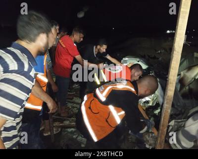 Rafah, Gaza. 27 mai 2024. Les pompiers et les secouristes recherchent des victimes suite à une frappe israélienne dans une zone désignée pour les Palestiniens déplacés, la région d'Al-Mawasi, à l'ouest de Rafah, dans le sud de la bande de Gaza, dimanche, 26 mai 2024. L’attaque a tué au moins 45 Palestiniens, dont des enfants, après que des avions israéliens aient bombardé des tentes de Palestiniens déplacés vivant près des entrepôts de Rafah de l’Office de secours et de travaux des Nations Unies pour les réfugiés de Palestine (UNRWA).selon des sources médicales. Photo de la Défense civile palestinienne/UPI crédit : UPI/Alamy Live News Banque D'Images