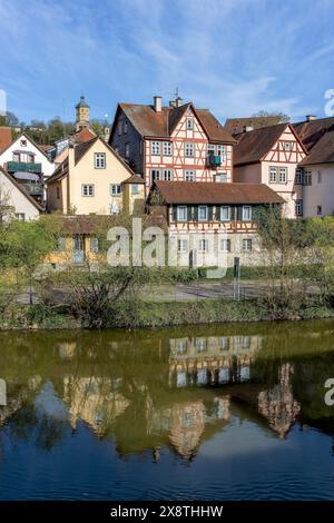 Vue sur la vieille ville historique de Schwaebisch Hall avec des maisons à colombages et leur reflet sur la rivière Kocher, Schwaebisch Hall, Franconie Banque D'Images