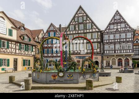 Schorndorf fontaine de Pâques (fontaine du marché) sur la place du marché supérieur et en arrière-plan grandes et belles maisons à colombages, Schorndorf Banque D'Images