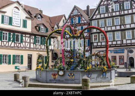 Schorndorf fontaine de Pâques (fontaine du marché) sur la place du marché supérieur et en arrière-plan grandes et belles maisons à colombages, Schorndorf Banque D'Images