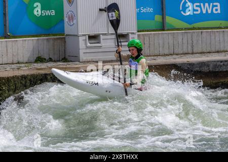 Compétition de kayak sur le canal de glace d'Augsbourg avec pagayeurs de kayak, kayak, Augsbourg, Souabe, Bavière, Allemagne Banque D'Images
