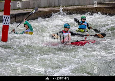 Compétition de kayak sur le canal de glace d'Augsbourg avec pagayeurs de kayak, kayak, Augsbourg, Souabe, Bavière, Allemagne Banque D'Images