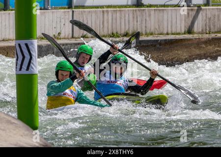 Compétition de kayak sur le canal de glace d'Augsbourg avec pagayeurs de kayak, kayak, Augsbourg, Souabe, Bavière, Allemagne Banque D'Images