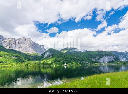 Lac Grundlsee, prairie fleurie, Villa Roth Schloss Château de Grundlsee, montagne Totes Gebirge Grundlsee Ausseerland-Salzkammergut Steiermark, Styri Banque D'Images