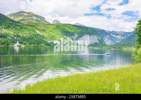 Lac Grundlsee, prairie fleurie, Villa Roth Schloss Château de Grundlsee, montagne Totes Gebirge, bateau Grundlsee Ausseerland-Salzkammergut Steiermark, Banque D'Images