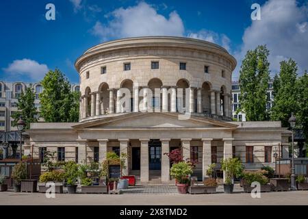 Paris, France - 05 25 2024 : canal de l'Ourcq. Vue sur la rotonde de Stalingrad depuis la place de bataille de Stalingrad Banque D'Images