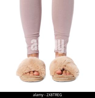 Femme en chaussons moelleux beige sur fond blanc, gros plan Banque D'Images