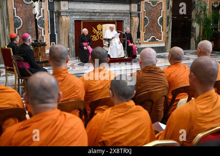 Vatican, Vatican. 27 mai 2024. Italie, Rome, Vatican, 2024/5/27. Le Pape François reçoit en audience privée des moines bouddhistes représentant Thel Wat Phra Cetuphon au Vatican. Photographie des MÉDIAS DU VATICAN /presse catholique crédit photo : Agence photo indépendante/Alamy Live News Banque D'Images