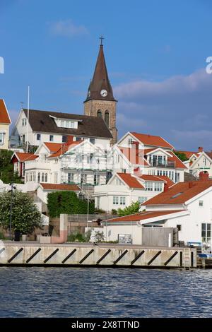 Destination estivale suédoise Fjällbacka village et port sur la côte ouest de la Suède par la mer du Nord en juin 2023 Banque D'Images