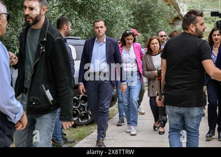 Catanzaro, Italie. 27 mai 2024. Elly Schlein (C-l) et Lucia Annunziata (C-R), candidate pour l’italie du Sud, arrivent au centre de solidarité. Elly Schlein, chef du Parti démocrate (Partito Democratico, PD) visite le centre de solidarité « Centro Calabrese di Solidarietà » à Catanzaro, dans le cadre de sa tournée « 100 places » pour les élections européennes (8-9 juin 2024). Crédit : SOPA images Limited/Alamy Live News Banque D'Images