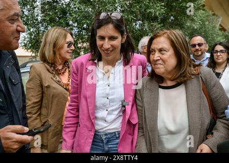 Catanzaro, Italie. 27 mai 2024. Elly Schlein (G), Lucia Annunziata (C), candidate pour l'Italie du Sud, arrivent au centre de solidarité. Elly Schlein, chef du Parti démocrate (Partito Democratico, PD) visite le centre de solidarité « Centro Calabrese di Solidarietà » à Catanzaro, dans le cadre de sa tournée « 100 places » pour les élections européennes (8-9 juin 2024). Crédit : SOPA images Limited/Alamy Live News Banque D'Images