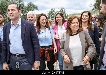 Catanzaro, Italie. 27 mai 2024. Lucia Annunziata (à droite), candidate pour l'Italie du Sud, marche avec Elly Schlein (C) et la candidate régionale Jasmine Cristallo (à gauche) lors de la visite au centre de solidarité. Elly Schlein, chef du Parti démocrate (Partito Democratico, PD) visite le centre de solidarité « Centro Calabrese di Solidarietà » à Catanzaro, dans le cadre de sa tournée « 100 places » pour les élections européennes (8-9 juin 2024). Crédit : SOPA images Limited/Alamy Live News Banque D'Images