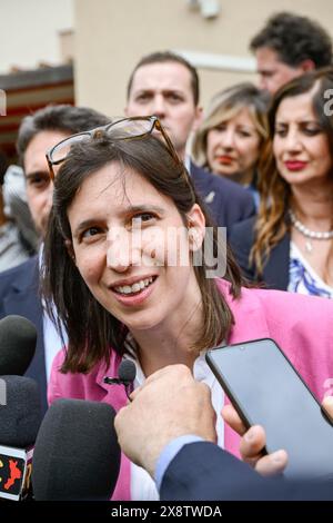 Catanzaro, Italie. 27 mai 2024. Elly Schlein, répond aux questions de la presse lors de sa visite au centre de solidarité. Elly Schlein, chef du Parti démocrate (Partito Democratico, PD) visite le centre de solidarité « Centro Calabrese di Solidarietà » à Catanzaro, dans le cadre de sa tournée « 100 places » pour les élections européennes (8-9 juin 2024). (Photo de Valeria Ferraro/SOPA images/SIPA USA) crédit : SIPA USA/Alamy Live News Banque D'Images