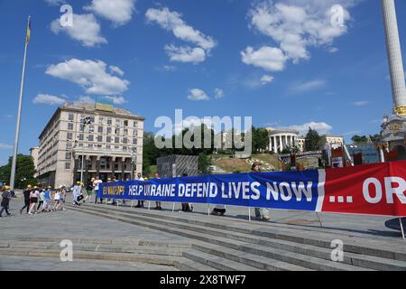Kiew, Ukraine. 27 mai 2024. Avec une longue bannière, l'ancien premier ministre slovaque Igor Matovic et les partisans de son mouvement politique 'Slovensko 'l demandent plus de soutien de l'UE à l'Ukraine. Crédit : Friedemann Kohler/dpa/Alamy Live News Banque D'Images