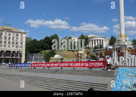 Kiew, Ukraine. 27 mai 2024. Avec une longue bannière, l'ancien premier ministre slovaque Igor Matovic et les partisans de son mouvement politique 'Slovensko 'l demandent plus de soutien de l'UE à l'Ukraine. Crédit : Friedemann Kohler/dpa/Alamy Live News Banque D'Images