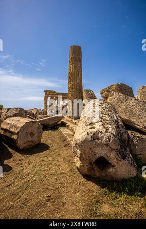 Les ruines de l'ancien temple grec F avec le temple d'Héra en arrière-plan, Selinunte, Sicile Banque D'Images