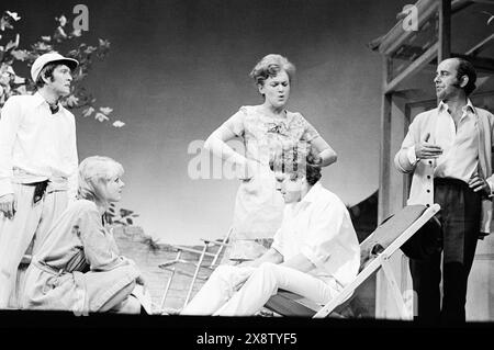 de gauche à droite : Tom Courtenay (Leonard), Cheryl Kennedy (Joan), Bridget Turner (Anna), Barry Andrews (Peter), Michael Robbins (Graham) dans TIME AND AGAIN d'Alan Ayckbourn au Comedy Theatre, Londres SW1 16/08/1972 design : Alan Tagg éclairage : Mick Hughes réalisateur : Eric Thompson Banque D'Images