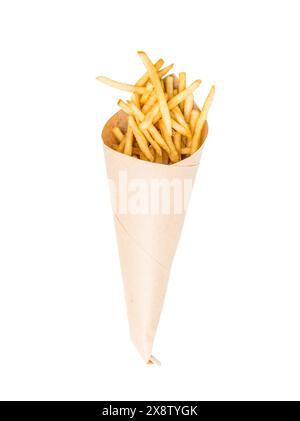 Frites fraîches frites enveloppées dans du papier brun isolé sur un fond blanc Banque D'Images